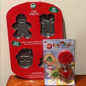 Wilton Christmas Cookie Pan and Push n Print Cookie Making Set
